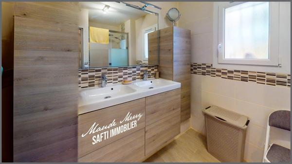 Centre ville Garéoult - commerces et écoles à pied tout en étant au calme sans vis-à-vis - maison plain-pied de 107 m2 habitable - 3 chambres - un garage - piscine et terrain de presque 500 m2 - tout à l'égout - rare à la vente