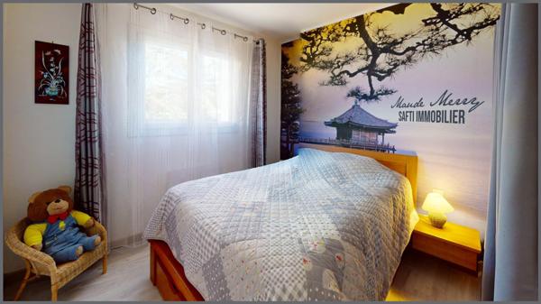 Centre ville Garéoult - commerces et écoles à pied tout en étant au calme sans vis-à-vis - maison plain-pied de 107 m2 habitable - 3 chambres - un garage - piscine et terrain de presque 500 m2 - tout à l'égout - rare à la vente