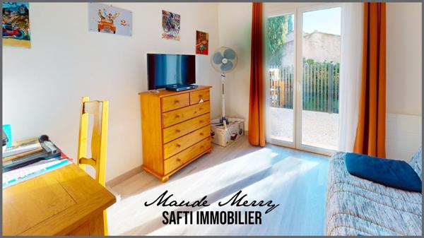 Centre ville Garéoult - commerces et écoles à pied tout en étant au calme sans vis-à-vis - maison plain-pied de 107 m2 habitable - 3 chambres - un garage - piscine et terrain de presque 500 m2 - tout à l'égout - rare à la vente