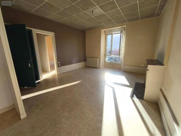 Immeuble à vendre à Vic-sur-Cère dans le Cantal (15800), ref : 059-2050