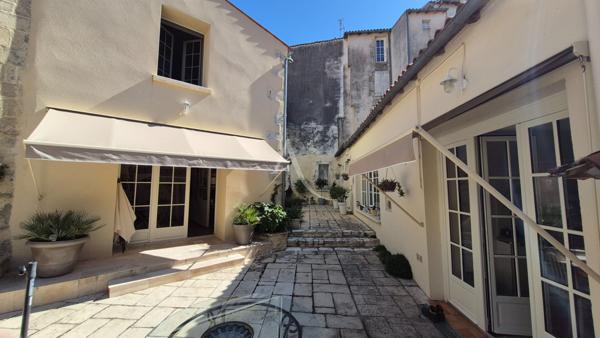 Ensemble immobilier constitué de deux maisons et son garage et extérieur à Saint Jean D'Angely