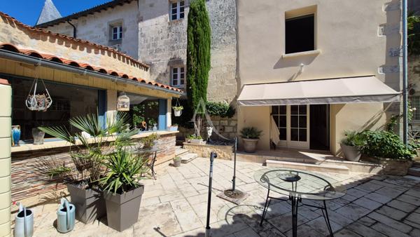 Ensemble immobilier constitué de deux maisons et son garage et extérieur à Saint Jean D'Angely