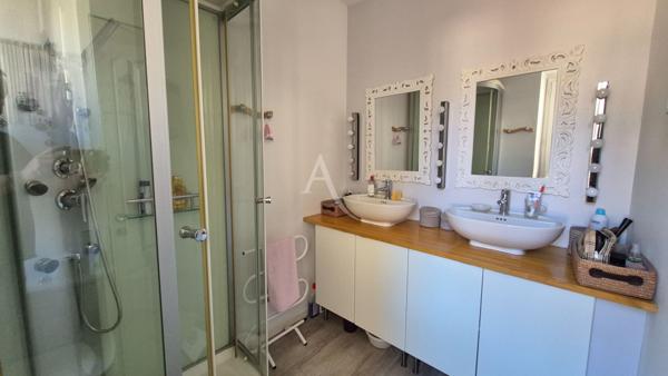 Ensemble immobilier constitué de deux maisons et son garage et extérieur à Saint Jean D'Angely