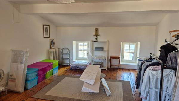 Ensemble immobilier constitué de deux maisons et son garage et extérieur à Saint Jean D'Angely