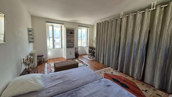 Ensemble immobilier constitué de deux maisons et son garage et extérieur à Saint Jean D'Angely