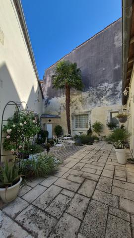 Ensemble immobilier constitué de deux maisons et son garage et extérieur à Saint Jean D'Angely