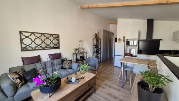 Ensemble immobilier constitué de deux maisons et son garage et extérieur à Saint Jean D'Angely