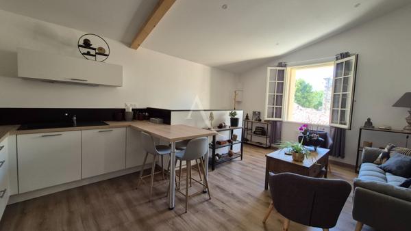 Ensemble immobilier constitué de deux maisons et son garage et extérieur à Saint Jean D'Angely