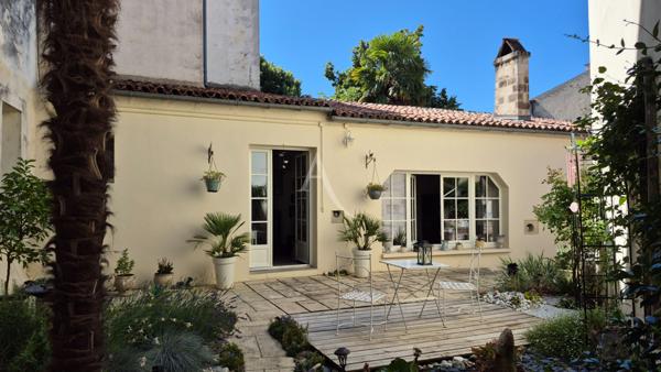 Ensemble immobilier constitué de deux maisons et son garage et extérieur à Saint Jean D'Angely