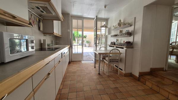 Ensemble immobilier constitué de deux maisons et son garage et extérieur à Saint Jean D'Angely