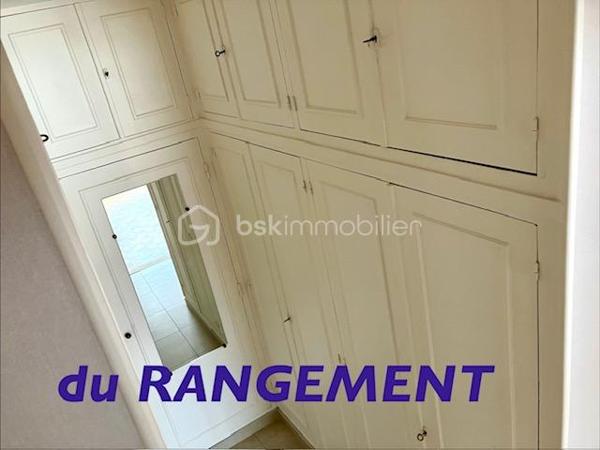 Ce SUPERBE APPARTEMENT fait la " UNE " des sites d'annonces immobilières !

C'est en 1950 qu'il a élu domicile rue de FOLKESTONE, face au PORT, proche du CENTRE-VILLE, des ECOLES, du CASINO, de LA PLAGE, de NAUSICAA, de la GARE, de l'A16, des RESTAURANTS, et de l'ensemble des COMMERCES à PIED...

Il est situé au 8 eme étage, d'un immeuble édifié par Pierre Vivien ( architecte de renom ).
Les COMMUNS sont parfaitement entretenu, et vous bénéficierez d'un ASCENSEUR.

Sa porte s'ouvre sur son HALL, qui vous guide vers sa CUISINE ( entièrement équipée ) et son SALON / SEJOUR, baigné de la BRILLANCE de son exposition SUD/OUEST, et disposant d'un Balcon sans aucun vis-à-vis ( c'est très bien pour les séances de bronzage ).
Ces 3 pièces vous offre une VUE PANORAMIQUE sur le PORT, la MER et NAUSICAA ( c'est un tableau différent à chaque instant de la journée ).

Dans l'entrée, vous trouvez aussi un ESPACE PENDERIE/RANGEMENT et un WC indépendant.
Un couloir de distribution vous amène sur 3 CHAMBRES avec une VUE directe sur la BASILIQUE, et à sa SALLE de D'EAU contemporaine avec espace lingerie.

Pour parfaire à sa BRILLANCE, ses pièces de vie sont baignées d'une LUMIERE EXCEPTIONNELLE.

Les SURFACES :
C'est 94 m2 habitables + BALCON.
Un espace complémentaire de rangement sécurisé est situé dans les communs.

Ses ASPECTS TECHNIQUES :
Les accès sont sécurisés par BADGE et INTERPHONE.
Les MENUISERIES ( très récentes ), sont en PVC DOUBLE-VITRAGE + VOLETS ROULANTS motorisés.
Le CHAUFFAGE est CENTRAL par GEOTHERMIE de la copropriété, avec des capteurs de comptabilisation des CONSOMMATIONS INDIVIDUELLES, + une CLIMATISATION INDIVIDUELLE ( récente ).
L'EAU-CHAUDE est COLLECTIVE.
Les SOLS sont sur DALLE BETON, CARRELAGE et PARQUETS.

Les NOTIONS ECONOMIQUES :
La taxe foncière est de seulement 1740 euros.
Les charges générales communes sont très raisonnables ( env. 180 /mois )
Les consommations électrique et eau sont facturées individuellement.
PAS de TRAVAUX prévus sur les dernières AG.

Le SECTEUR est IDEAL ( BOULOGNE PORT et CENTRE ), l'accès est sécurisé, la SURFACE est TRES CONFORTABLE, la VUE est EXCEPTIONNELLE, vous disposez d'un BALCON, d'un ASCENSEUR, et de TOUTES LES COMMODITES à proximité...QUE VOUS FAUT-IL DE PLUS ?

Vous souhaitez qu'il participe à l'épanouissement de votre famille en HABITATION PRINCIPALE, ou qu'il devienne votre RESIDENCE SECONDAIRE ?
Il faut juste m'appeler...Gilles O6 3O 89 OO O8, créateur d'émotions, de belles rencontres, et de bonnes sensations immobilières.
Un simple coup de fil, nous faisons connaissance et nous organisons une visite.

Pour des acquéreurs potentiels qualifiés, nous sommes en recherche de biens immobiliers à vendre, sur l'ensemble des Hauts de France.
N'hésitez pas à nous consulter pour la vente d'une maison, d'un appartement, d'un immeuble locatif, d'un fonds de commerce...Nous pourrons vous OFFRIR votre ESTIMATION, et vous présenter les particularités de nos actions commerciales, qui transforment nos ventes en de très belles réussites immobilières.