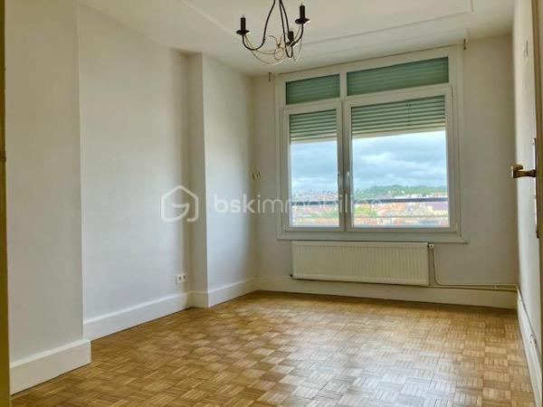 Ce SUPERBE APPARTEMENT fait la " UNE " des sites d'annonces immobilières !

C'est en 1950 qu'il a élu domicile rue de FOLKESTONE, face au PORT, proche du CENTRE-VILLE, des ECOLES, du CASINO, de LA PLAGE, de NAUSICAA, de la GARE, de l'A16, des RESTAURANTS, et de l'ensemble des COMMERCES à PIED...

Il est situé au 8 eme étage, d'un immeuble édifié par Pierre Vivien ( architecte de renom ).
Les COMMUNS sont parfaitement entretenu, et vous bénéficierez d'un ASCENSEUR.

Sa porte s'ouvre sur son HALL, qui vous guide vers sa CUISINE ( entièrement équipée ) et son SALON / SEJOUR, baigné de la BRILLANCE de son exposition SUD/OUEST, et disposant d'un Balcon sans aucun vis-à-vis ( c'est très bien pour les séances de bronzage ).
Ces 3 pièces vous offre une VUE PANORAMIQUE sur le PORT, la MER et NAUSICAA ( c'est un tableau différent à chaque instant de la journée ).

Dans l'entrée, vous trouvez aussi un ESPACE PENDERIE/RANGEMENT et un WC indépendant.
Un couloir de distribution vous amène sur 3 CHAMBRES avec une VUE directe sur la BASILIQUE, et à sa SALLE de D'EAU contemporaine avec espace lingerie.

Pour parfaire à sa BRILLANCE, ses pièces de vie sont baignées d'une LUMIERE EXCEPTIONNELLE.

Les SURFACES :
C'est 94 m2 habitables + BALCON.
Un espace complémentaire de rangement sécurisé est situé dans les communs.

Ses ASPECTS TECHNIQUES :
Les accès sont sécurisés par BADGE et INTERPHONE.
Les MENUISERIES ( très récentes ), sont en PVC DOUBLE-VITRAGE + VOLETS ROULANTS motorisés.
Le CHAUFFAGE est CENTRAL par GEOTHERMIE de la copropriété, avec des capteurs de comptabilisation des CONSOMMATIONS INDIVIDUELLES, + une CLIMATISATION INDIVIDUELLE ( récente ).
L'EAU-CHAUDE est COLLECTIVE.
Les SOLS sont sur DALLE BETON, CARRELAGE et PARQUETS.

Les NOTIONS ECONOMIQUES :
La taxe foncière est de seulement 1740 euros.
Les charges générales communes sont très raisonnables ( env. 180 /mois )
Les consommations électrique et eau sont facturées individuellement.
PAS de TRAVAUX prévus sur les dernières AG.

Le SECTEUR est IDEAL ( BOULOGNE PORT et CENTRE ), l'accès est sécurisé, la SURFACE est TRES CONFORTABLE, la VUE est EXCEPTIONNELLE, vous disposez d'un BALCON, d'un ASCENSEUR, et de TOUTES LES COMMODITES à proximité...QUE VOUS FAUT-IL DE PLUS ?

Vous souhaitez qu'il participe à l'épanouissement de votre famille en HABITATION PRINCIPALE, ou qu'il devienne votre RESIDENCE SECONDAIRE ?
Il faut juste m'appeler...Gilles O6 3O 89 OO O8, créateur d'émotions, de belles rencontres, et de bonnes sensations immobilières.
Un simple coup de fil, nous faisons connaissance et nous organisons une visite.

Pour des acquéreurs potentiels qualifiés, nous sommes en recherche de biens immobiliers à vendre, sur l'ensemble des Hauts de France.
N'hésitez pas à nous consulter pour la vente d'une maison, d'un appartement, d'un immeuble locatif, d'un fonds de commerce...Nous pourrons vous OFFRIR votre ESTIMATION, et vous présenter les particularités de nos actions commerciales, qui transforment nos ventes en de très belles réussites immobilières.