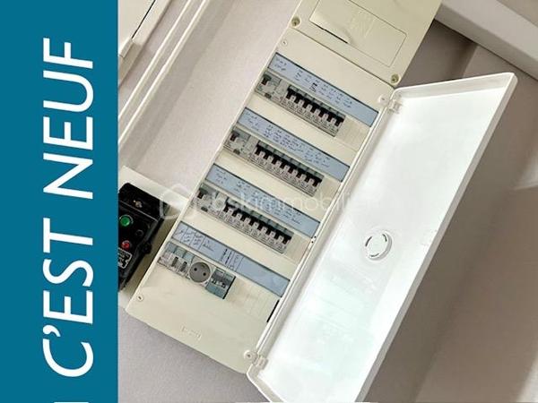 Ce SUPERBE APPARTEMENT fait la " UNE " des sites d'annonces immobilières !

C'est en 1950 qu'il a élu domicile rue de FOLKESTONE, face au PORT, proche du CENTRE-VILLE, des ECOLES, du CASINO, de LA PLAGE, de NAUSICAA, de la GARE, de l'A16, des RESTAURANTS, et de l'ensemble des COMMERCES à PIED...

Il est situé au 8 eme étage, d'un immeuble édifié par Pierre Vivien ( architecte de renom ).
Les COMMUNS sont parfaitement entretenu, et vous bénéficierez d'un ASCENSEUR.

Sa porte s'ouvre sur son HALL, qui vous guide vers sa CUISINE ( entièrement équipée ) et son SALON / SEJOUR, baigné de la BRILLANCE de son exposition SUD/OUEST, et disposant d'un Balcon sans aucun vis-à-vis ( c'est très bien pour les séances de bronzage ).
Ces 3 pièces vous offre une VUE PANORAMIQUE sur le PORT, la MER et NAUSICAA ( c'est un tableau différent à chaque instant de la journée ).

Dans l'entrée, vous trouvez aussi un ESPACE PENDERIE/RANGEMENT et un WC indépendant.
Un couloir de distribution vous amène sur 3 CHAMBRES avec une VUE directe sur la BASILIQUE, et à sa SALLE de D'EAU contemporaine avec espace lingerie.

Pour parfaire à sa BRILLANCE, ses pièces de vie sont baignées d'une LUMIERE EXCEPTIONNELLE.

Les SURFACES :
C'est 94 m2 habitables + BALCON.
Un espace complémentaire de rangement sécurisé est situé dans les communs.

Ses ASPECTS TECHNIQUES :
Les accès sont sécurisés par BADGE et INTERPHONE.
Les MENUISERIES ( très récentes ), sont en PVC DOUBLE-VITRAGE + VOLETS ROULANTS motorisés.
Le CHAUFFAGE est CENTRAL par GEOTHERMIE de la copropriété, avec des capteurs de comptabilisation des CONSOMMATIONS INDIVIDUELLES, + une CLIMATISATION INDIVIDUELLE ( récente ).
L'EAU-CHAUDE est COLLECTIVE.
Les SOLS sont sur DALLE BETON, CARRELAGE et PARQUETS.

Les NOTIONS ECONOMIQUES :
La taxe foncière est de seulement 1740 euros.
Les charges générales communes sont très raisonnables ( env. 180 /mois )
Les consommations électrique et eau sont facturées individuellement.
PAS de TRAVAUX prévus sur les dernières AG.

Le SECTEUR est IDEAL ( BOULOGNE PORT et CENTRE ), l'accès est sécurisé, la SURFACE est TRES CONFORTABLE, la VUE est EXCEPTIONNELLE, vous disposez d'un BALCON, d'un ASCENSEUR, et de TOUTES LES COMMODITES à proximité...QUE VOUS FAUT-IL DE PLUS ?

Vous souhaitez qu'il participe à l'épanouissement de votre famille en HABITATION PRINCIPALE, ou qu'il devienne votre RESIDENCE SECONDAIRE ?
Il faut juste m'appeler...Gilles O6 3O 89 OO O8, créateur d'émotions, de belles rencontres, et de bonnes sensations immobilières.
Un simple coup de fil, nous faisons connaissance et nous organisons une visite.

Pour des acquéreurs potentiels qualifiés, nous sommes en recherche de biens immobiliers à vendre, sur l'ensemble des Hauts de France.
N'hésitez pas à nous consulter pour la vente d'une maison, d'un appartement, d'un immeuble locatif, d'un fonds de commerce...Nous pourrons vous OFFRIR votre ESTIMATION, et vous présenter les particularités de nos actions commerciales, qui transforment nos ventes en de très belles réussites immobilières.