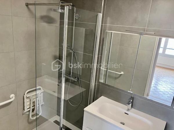 Ce SUPERBE APPARTEMENT fait la " UNE " des sites d'annonces immobilières !

C'est en 1950 qu'il a élu domicile rue de FOLKESTONE, face au PORT, proche du CENTRE-VILLE, des ECOLES, du CASINO, de LA PLAGE, de NAUSICAA, de la GARE, de l'A16, des RESTAURANTS, et de l'ensemble des COMMERCES à PIED...

Il est situé au 8 eme étage, d'un immeuble édifié par Pierre Vivien ( architecte de renom ).
Les COMMUNS sont parfaitement entretenu, et vous bénéficierez d'un ASCENSEUR.

Sa porte s'ouvre sur son HALL, qui vous guide vers sa CUISINE ( entièrement équipée ) et son SALON / SEJOUR, baigné de la BRILLANCE de son exposition SUD/OUEST, et disposant d'un Balcon sans aucun vis-à-vis ( c'est très bien pour les séances de bronzage ).
Ces 3 pièces vous offre une VUE PANORAMIQUE sur le PORT, la MER et NAUSICAA ( c'est un tableau différent à chaque instant de la journée ).

Dans l'entrée, vous trouvez aussi un ESPACE PENDERIE/RANGEMENT et un WC indépendant.
Un couloir de distribution vous amène sur 3 CHAMBRES avec une VUE directe sur la BASILIQUE, et à sa SALLE de D'EAU contemporaine avec espace lingerie.

Pour parfaire à sa BRILLANCE, ses pièces de vie sont baignées d'une LUMIERE EXCEPTIONNELLE.

Les SURFACES :
C'est 94 m2 habitables + BALCON.
Un espace complémentaire de rangement sécurisé est situé dans les communs.

Ses ASPECTS TECHNIQUES :
Les accès sont sécurisés par BADGE et INTERPHONE.
Les MENUISERIES ( très récentes ), sont en PVC DOUBLE-VITRAGE + VOLETS ROULANTS motorisés.
Le CHAUFFAGE est CENTRAL par GEOTHERMIE de la copropriété, avec des capteurs de comptabilisation des CONSOMMATIONS INDIVIDUELLES, + une CLIMATISATION INDIVIDUELLE ( récente ).
L'EAU-CHAUDE est COLLECTIVE.
Les SOLS sont sur DALLE BETON, CARRELAGE et PARQUETS.

Les NOTIONS ECONOMIQUES :
La taxe foncière est de seulement 1740 euros.
Les charges générales communes sont très raisonnables ( env. 180 /mois )
Les consommations électrique et eau sont facturées individuellement.
PAS de TRAVAUX prévus sur les dernières AG.

Le SECTEUR est IDEAL ( BOULOGNE PORT et CENTRE ), l'accès est sécurisé, la SURFACE est TRES CONFORTABLE, la VUE est EXCEPTIONNELLE, vous disposez d'un BALCON, d'un ASCENSEUR, et de TOUTES LES COMMODITES à proximité...QUE VOUS FAUT-IL DE PLUS ?

Vous souhaitez qu'il participe à l'épanouissement de votre famille en HABITATION PRINCIPALE, ou qu'il devienne votre RESIDENCE SECONDAIRE ?
Il faut juste m'appeler...Gilles O6 3O 89 OO O8, créateur d'émotions, de belles rencontres, et de bonnes sensations immobilières.
Un simple coup de fil, nous faisons connaissance et nous organisons une visite.

Pour des acquéreurs potentiels qualifiés, nous sommes en recherche de biens immobiliers à vendre, sur l'ensemble des Hauts de France.
N'hésitez pas à nous consulter pour la vente d'une maison, d'un appartement, d'un immeuble locatif, d'un fonds de commerce...Nous pourrons vous OFFRIR votre ESTIMATION, et vous présenter les particularités de nos actions commerciales, qui transforment nos ventes en de très belles réussites immobilières.