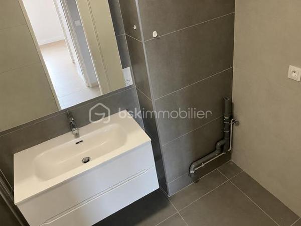 Ce SUPERBE APPARTEMENT fait la " UNE " des sites d'annonces immobilières !

C'est en 1950 qu'il a élu domicile rue de FOLKESTONE, face au PORT, proche du CENTRE-VILLE, des ECOLES, du CASINO, de LA PLAGE, de NAUSICAA, de la GARE, de l'A16, des RESTAURANTS, et de l'ensemble des COMMERCES à PIED...

Il est situé au 8 eme étage, d'un immeuble édifié par Pierre Vivien ( architecte de renom ).
Les COMMUNS sont parfaitement entretenu, et vous bénéficierez d'un ASCENSEUR.

Sa porte s'ouvre sur son HALL, qui vous guide vers sa CUISINE ( entièrement équipée ) et son SALON / SEJOUR, baigné de la BRILLANCE de son exposition SUD/OUEST, et disposant d'un Balcon sans aucun vis-à-vis ( c'est très bien pour les séances de bronzage ).
Ces 3 pièces vous offre une VUE PANORAMIQUE sur le PORT, la MER et NAUSICAA ( c'est un tableau différent à chaque instant de la journée ).

Dans l'entrée, vous trouvez aussi un ESPACE PENDERIE/RANGEMENT et un WC indépendant.
Un couloir de distribution vous amène sur 3 CHAMBRES avec une VUE directe sur la BASILIQUE, et à sa SALLE de D'EAU contemporaine avec espace lingerie.

Pour parfaire à sa BRILLANCE, ses pièces de vie sont baignées d'une LUMIERE EXCEPTIONNELLE.

Les SURFACES :
C'est 94 m2 habitables + BALCON.
Un espace complémentaire de rangement sécurisé est situé dans les communs.

Ses ASPECTS TECHNIQUES :
Les accès sont sécurisés par BADGE et INTERPHONE.
Les MENUISERIES ( très récentes ), sont en PVC DOUBLE-VITRAGE + VOLETS ROULANTS motorisés.
Le CHAUFFAGE est CENTRAL par GEOTHERMIE de la copropriété, avec des capteurs de comptabilisation des CONSOMMATIONS INDIVIDUELLES, + une CLIMATISATION INDIVIDUELLE ( récente ).
L'EAU-CHAUDE est COLLECTIVE.
Les SOLS sont sur DALLE BETON, CARRELAGE et PARQUETS.

Les NOTIONS ECONOMIQUES :
La taxe foncière est de seulement 1740 euros.
Les charges générales communes sont très raisonnables ( env. 180 /mois )
Les consommations électrique et eau sont facturées individuellement.
PAS de TRAVAUX prévus sur les dernières AG.

Le SECTEUR est IDEAL ( BOULOGNE PORT et CENTRE ), l'accès est sécurisé, la SURFACE est TRES CONFORTABLE, la VUE est EXCEPTIONNELLE, vous disposez d'un BALCON, d'un ASCENSEUR, et de TOUTES LES COMMODITES à proximité...QUE VOUS FAUT-IL DE PLUS ?

Vous souhaitez qu'il participe à l'épanouissement de votre famille en HABITATION PRINCIPALE, ou qu'il devienne votre RESIDENCE SECONDAIRE ?
Il faut juste m'appeler...Gilles O6 3O 89 OO O8, créateur d'émotions, de belles rencontres, et de bonnes sensations immobilières.
Un simple coup de fil, nous faisons connaissance et nous organisons une visite.

Pour des acquéreurs potentiels qualifiés, nous sommes en recherche de biens immobiliers à vendre, sur l'ensemble des Hauts de France.
N'hésitez pas à nous consulter pour la vente d'une maison, d'un appartement, d'un immeuble locatif, d'un fonds de commerce...Nous pourrons vous OFFRIR votre ESTIMATION, et vous présenter les particularités de nos actions commerciales, qui transforment nos ventes en de très belles réussites immobilières.