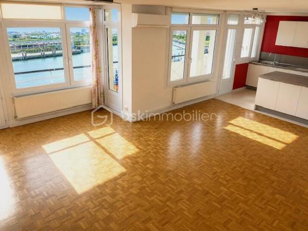 Ce SUPERBE APPARTEMENT fait la " UNE " des sites d'annonces immobilières !

C'est en 1950 qu'il a élu domicile rue de FOLKESTONE, face au PORT, proche du CENTRE-VILLE, des ECOLES, du CASINO, de LA PLAGE, de NAUSICAA, de la GARE, de l'A16, des RESTAURANTS, et de l'ensemble des COMMERCES à PIED...

Il est situé au 8 eme étage, d'un immeuble édifié par Pierre Vivien ( architecte de renom ).
Les COMMUNS sont parfaitement entretenu, et vous bénéficierez d'un ASCENSEUR.

Sa porte s'ouvre sur son HALL, qui vous guide vers sa CUISINE ( entièrement équipée ) et son SALON / SEJOUR, baigné de la BRILLANCE de son exposition SUD/OUEST, et disposant d'un Balcon sans aucun vis-à-vis ( c'est très bien pour les séances de bronzage ).
Ces 3 pièces vous offre une VUE PANORAMIQUE sur le PORT, la MER et NAUSICAA ( c'est un tableau différent à chaque instant de la journée ).

Dans l'entrée, vous trouvez aussi un ESPACE PENDERIE/RANGEMENT et un WC indépendant.
Un couloir de distribution vous amène sur 3 CHAMBRES avec une VUE directe sur la BASILIQUE, et à sa SALLE de D'EAU contemporaine avec espace lingerie.

Pour parfaire à sa BRILLANCE, ses pièces de vie sont baignées d'une LUMIERE EXCEPTIONNELLE.

Les SURFACES :
C'est 94 m2 habitables + BALCON.
Un espace complémentaire de rangement sécurisé est situé dans les communs.

Ses ASPECTS TECHNIQUES :
Les accès sont sécurisés par BADGE et INTERPHONE.
Les MENUISERIES ( très récentes ), sont en PVC DOUBLE-VITRAGE + VOLETS ROULANTS motorisés.
Le CHAUFFAGE est CENTRAL par GEOTHERMIE de la copropriété, avec des capteurs de comptabilisation des CONSOMMATIONS INDIVIDUELLES, + une CLIMATISATION INDIVIDUELLE ( récente ).
L'EAU-CHAUDE est COLLECTIVE.
Les SOLS sont sur DALLE BETON, CARRELAGE et PARQUETS.

Les NOTIONS ECONOMIQUES :
La taxe foncière est de seulement 1740 euros.
Les charges générales communes sont très raisonnables ( env. 180 /mois )
Les consommations électrique et eau sont facturées individuellement.
PAS de TRAVAUX prévus sur les dernières AG.

Le SECTEUR est IDEAL ( BOULOGNE PORT et CENTRE ), l'accès est sécurisé, la SURFACE est TRES CONFORTABLE, la VUE est EXCEPTIONNELLE, vous disposez d'un BALCON, d'un ASCENSEUR, et de TOUTES LES COMMODITES à proximité...QUE VOUS FAUT-IL DE PLUS ?

Vous souhaitez qu'il participe à l'épanouissement de votre famille en HABITATION PRINCIPALE, ou qu'il devienne votre RESIDENCE SECONDAIRE ?
Il faut juste m'appeler...Gilles O6 3O 89 OO O8, créateur d'émotions, de belles rencontres, et de bonnes sensations immobilières.
Un simple coup de fil, nous faisons connaissance et nous organisons une visite.

Pour des acquéreurs potentiels qualifiés, nous sommes en recherche de biens immobiliers à vendre, sur l'ensemble des Hauts de France.
N'hésitez pas à nous consulter pour la vente d'une maison, d'un appartement, d'un immeuble locatif, d'un fonds de commerce...Nous pourrons vous OFFRIR votre ESTIMATION, et vous présenter les particularités de nos actions commerciales, qui transforment nos ventes en de très belles réussites immobilières.