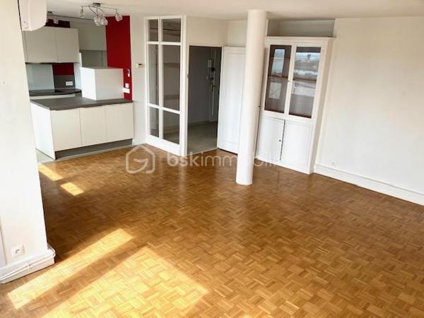 Ce SUPERBE APPARTEMENT fait la " UNE " des sites d'annonces immobilières !

C'est en 1950 qu'il a élu domicile rue de FOLKESTONE, face au PORT, proche du CENTRE-VILLE, des ECOLES, du CASINO, de LA PLAGE, de NAUSICAA, de la GARE, de l'A16, des RESTAURANTS, et de l'ensemble des COMMERCES à PIED...

Il est situé au 8 eme étage, d'un immeuble édifié par Pierre Vivien ( architecte de renom ).
Les COMMUNS sont parfaitement entretenu, et vous bénéficierez d'un ASCENSEUR.

Sa porte s'ouvre sur son HALL, qui vous guide vers sa CUISINE ( entièrement équipée ) et son SALON / SEJOUR, baigné de la BRILLANCE de son exposition SUD/OUEST, et disposant d'un Balcon sans aucun vis-à-vis ( c'est très bien pour les séances de bronzage ).
Ces 3 pièces vous offre une VUE PANORAMIQUE sur le PORT, la MER et NAUSICAA ( c'est un tableau différent à chaque instant de la journée ).

Dans l'entrée, vous trouvez aussi un ESPACE PENDERIE/RANGEMENT et un WC indépendant.
Un couloir de distribution vous amène sur 3 CHAMBRES avec une VUE directe sur la BASILIQUE, et à sa SALLE de D'EAU contemporaine avec espace lingerie.

Pour parfaire à sa BRILLANCE, ses pièces de vie sont baignées d'une LUMIERE EXCEPTIONNELLE.

Les SURFACES :
C'est 94 m2 habitables + BALCON.
Un espace complémentaire de rangement sécurisé est situé dans les communs.

Ses ASPECTS TECHNIQUES :
Les accès sont sécurisés par BADGE et INTERPHONE.
Les MENUISERIES ( très récentes ), sont en PVC DOUBLE-VITRAGE + VOLETS ROULANTS motorisés.
Le CHAUFFAGE est CENTRAL par GEOTHERMIE de la copropriété, avec des capteurs de comptabilisation des CONSOMMATIONS INDIVIDUELLES, + une CLIMATISATION INDIVIDUELLE ( récente ).
L'EAU-CHAUDE est COLLECTIVE.
Les SOLS sont sur DALLE BETON, CARRELAGE et PARQUETS.

Les NOTIONS ECONOMIQUES :
La taxe foncière est de seulement 1740 euros.
Les charges générales communes sont très raisonnables ( env. 180 /mois )
Les consommations électrique et eau sont facturées individuellement.
PAS de TRAVAUX prévus sur les dernières AG.

Le SECTEUR est IDEAL ( BOULOGNE PORT et CENTRE ), l'accès est sécurisé, la SURFACE est TRES CONFORTABLE, la VUE est EXCEPTIONNELLE, vous disposez d'un BALCON, d'un ASCENSEUR, et de TOUTES LES COMMODITES à proximité...QUE VOUS FAUT-IL DE PLUS ?

Vous souhaitez qu'il participe à l'épanouissement de votre famille en HABITATION PRINCIPALE, ou qu'il devienne votre RESIDENCE SECONDAIRE ?
Il faut juste m'appeler...Gilles O6 3O 89 OO O8, créateur d'émotions, de belles rencontres, et de bonnes sensations immobilières.
Un simple coup de fil, nous faisons connaissance et nous organisons une visite.

Pour des acquéreurs potentiels qualifiés, nous sommes en recherche de biens immobiliers à vendre, sur l'ensemble des Hauts de France.
N'hésitez pas à nous consulter pour la vente d'une maison, d'un appartement, d'un immeuble locatif, d'un fonds de commerce...Nous pourrons vous OFFRIR votre ESTIMATION, et vous présenter les particularités de nos actions commerciales, qui transforment nos ventes en de très belles réussites immobilières.