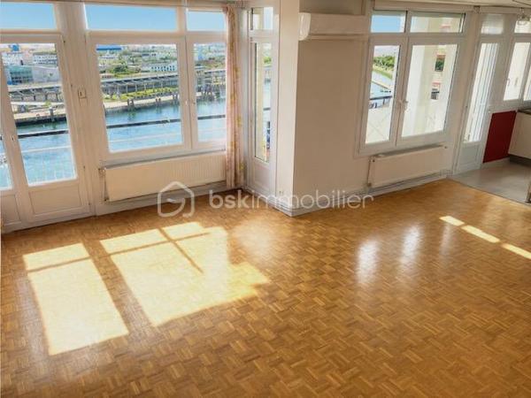 Ce SUPERBE APPARTEMENT fait la " UNE " des sites d'annonces immobilières !

C'est en 1950 qu'il a élu domicile rue de FOLKESTONE, face au PORT, proche du CENTRE-VILLE, des ECOLES, du CASINO, de LA PLAGE, de NAUSICAA, de la GARE, de l'A16, des RESTAURANTS, et de l'ensemble des COMMERCES à PIED...

Il est situé au 8 eme étage, d'un immeuble édifié par Pierre Vivien ( architecte de renom ).
Les COMMUNS sont parfaitement entretenu, et vous bénéficierez d'un ASCENSEUR.

Sa porte s'ouvre sur son HALL, qui vous guide vers sa CUISINE ( entièrement équipée ) et son SALON / SEJOUR, baigné de la BRILLANCE de son exposition SUD/OUEST, et disposant d'un Balcon sans aucun vis-à-vis ( c'est très bien pour les séances de bronzage ).
Ces 3 pièces vous offre une VUE PANORAMIQUE sur le PORT, la MER et NAUSICAA ( c'est un tableau différent à chaque instant de la journée ).

Dans l'entrée, vous trouvez aussi un ESPACE PENDERIE/RANGEMENT et un WC indépendant.
Un couloir de distribution vous amène sur 3 CHAMBRES avec une VUE directe sur la BASILIQUE, et à sa SALLE de D'EAU contemporaine avec espace lingerie.

Pour parfaire à sa BRILLANCE, ses pièces de vie sont baignées d'une LUMIERE EXCEPTIONNELLE.

Les SURFACES :
C'est 94 m2 habitables + BALCON.
Un espace complémentaire de rangement sécurisé est situé dans les communs.

Ses ASPECTS TECHNIQUES :
Les accès sont sécurisés par BADGE et INTERPHONE.
Les MENUISERIES ( très récentes ), sont en PVC DOUBLE-VITRAGE + VOLETS ROULANTS motorisés.
Le CHAUFFAGE est CENTRAL par GEOTHERMIE de la copropriété, avec des capteurs de comptabilisation des CONSOMMATIONS INDIVIDUELLES, + une CLIMATISATION INDIVIDUELLE ( récente ).
L'EAU-CHAUDE est COLLECTIVE.
Les SOLS sont sur DALLE BETON, CARRELAGE et PARQUETS.

Les NOTIONS ECONOMIQUES :
La taxe foncière est de seulement 1740 euros.
Les charges générales communes sont très raisonnables ( env. 180 /mois )
Les consommations électrique et eau sont facturées individuellement.
PAS de TRAVAUX prévus sur les dernières AG.

Le SECTEUR est IDEAL ( BOULOGNE PORT et CENTRE ), l'accès est sécurisé, la SURFACE est TRES CONFORTABLE, la VUE est EXCEPTIONNELLE, vous disposez d'un BALCON, d'un ASCENSEUR, et de TOUTES LES COMMODITES à proximité...QUE VOUS FAUT-IL DE PLUS ?

Vous souhaitez qu'il participe à l'épanouissement de votre famille en HABITATION PRINCIPALE, ou qu'il devienne votre RESIDENCE SECONDAIRE ?
Il faut juste m'appeler...Gilles O6 3O 89 OO O8, créateur d'émotions, de belles rencontres, et de bonnes sensations immobilières.
Un simple coup de fil, nous faisons connaissance et nous organisons une visite.

Pour des acquéreurs potentiels qualifiés, nous sommes en recherche de biens immobiliers à vendre, sur l'ensemble des Hauts de France.
N'hésitez pas à nous consulter pour la vente d'une maison, d'un appartement, d'un immeuble locatif, d'un fonds de commerce...Nous pourrons vous OFFRIR votre ESTIMATION, et vous présenter les particularités de nos actions commerciales, qui transforment nos ventes en de très belles réussites immobilières.
