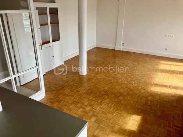 Ce SUPERBE APPARTEMENT fait la " UNE " des sites d'annonces immobilières !

C'est en 1950 qu'il a élu domicile rue de FOLKESTONE, face au PORT, proche du CENTRE-VILLE, des ECOLES, du CASINO, de LA PLAGE, de NAUSICAA, de la GARE, de l'A16, des RESTAURANTS, et de l'ensemble des COMMERCES à PIED...

Il est situé au 8 eme étage, d'un immeuble édifié par Pierre Vivien ( architecte de renom ).
Les COMMUNS sont parfaitement entretenu, et vous bénéficierez d'un ASCENSEUR.

Sa porte s'ouvre sur son HALL, qui vous guide vers sa CUISINE ( entièrement équipée ) et son SALON / SEJOUR, baigné de la BRILLANCE de son exposition SUD/OUEST, et disposant d'un Balcon sans aucun vis-à-vis ( c'est très bien pour les séances de bronzage ).
Ces 3 pièces vous offre une VUE PANORAMIQUE sur le PORT, la MER et NAUSICAA ( c'est un tableau différent à chaque instant de la journée ).

Dans l'entrée, vous trouvez aussi un ESPACE PENDERIE/RANGEMENT et un WC indépendant.
Un couloir de distribution vous amène sur 3 CHAMBRES avec une VUE directe sur la BASILIQUE, et à sa SALLE de D'EAU contemporaine avec espace lingerie.

Pour parfaire à sa BRILLANCE, ses pièces de vie sont baignées d'une LUMIERE EXCEPTIONNELLE.

Les SURFACES :
C'est 94 m2 habitables + BALCON.
Un espace complémentaire de rangement sécurisé est situé dans les communs.

Ses ASPECTS TECHNIQUES :
Les accès sont sécurisés par BADGE et INTERPHONE.
Les MENUISERIES ( très récentes ), sont en PVC DOUBLE-VITRAGE + VOLETS ROULANTS motorisés.
Le CHAUFFAGE est CENTRAL par GEOTHERMIE de la copropriété, avec des capteurs de comptabilisation des CONSOMMATIONS INDIVIDUELLES, + une CLIMATISATION INDIVIDUELLE ( récente ).
L'EAU-CHAUDE est COLLECTIVE.
Les SOLS sont sur DALLE BETON, CARRELAGE et PARQUETS.

Les NOTIONS ECONOMIQUES :
La taxe foncière est de seulement 1740 euros.
Les charges générales communes sont très raisonnables ( env. 180 /mois )
Les consommations électrique et eau sont facturées individuellement.
PAS de TRAVAUX prévus sur les dernières AG.

Le SECTEUR est IDEAL ( BOULOGNE PORT et CENTRE ), l'accès est sécurisé, la SURFACE est TRES CONFORTABLE, la VUE est EXCEPTIONNELLE, vous disposez d'un BALCON, d'un ASCENSEUR, et de TOUTES LES COMMODITES à proximité...QUE VOUS FAUT-IL DE PLUS ?

Vous souhaitez qu'il participe à l'épanouissement de votre famille en HABITATION PRINCIPALE, ou qu'il devienne votre RESIDENCE SECONDAIRE ?
Il faut juste m'appeler...Gilles O6 3O 89 OO O8, créateur d'émotions, de belles rencontres, et de bonnes sensations immobilières.
Un simple coup de fil, nous faisons connaissance et nous organisons une visite.

Pour des acquéreurs potentiels qualifiés, nous sommes en recherche de biens immobiliers à vendre, sur l'ensemble des Hauts de France.
N'hésitez pas à nous consulter pour la vente d'une maison, d'un appartement, d'un immeuble locatif, d'un fonds de commerce...Nous pourrons vous OFFRIR votre ESTIMATION, et vous présenter les particularités de nos actions commerciales, qui transforment nos ventes en de très belles réussites immobilières.