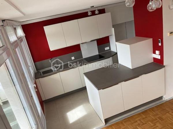Ce SUPERBE APPARTEMENT fait la " UNE " des sites d'annonces immobilières !

C'est en 1950 qu'il a élu domicile rue de FOLKESTONE, face au PORT, proche du CENTRE-VILLE, des ECOLES, du CASINO, de LA PLAGE, de NAUSICAA, de la GARE, de l'A16, des RESTAURANTS, et de l'ensemble des COMMERCES à PIED...

Il est situé au 8 eme étage, d'un immeuble édifié par Pierre Vivien ( architecte de renom ).
Les COMMUNS sont parfaitement entretenu, et vous bénéficierez d'un ASCENSEUR.

Sa porte s'ouvre sur son HALL, qui vous guide vers sa CUISINE ( entièrement équipée ) et son SALON / SEJOUR, baigné de la BRILLANCE de son exposition SUD/OUEST, et disposant d'un Balcon sans aucun vis-à-vis ( c'est très bien pour les séances de bronzage ).
Ces 3 pièces vous offre une VUE PANORAMIQUE sur le PORT, la MER et NAUSICAA ( c'est un tableau différent à chaque instant de la journée ).

Dans l'entrée, vous trouvez aussi un ESPACE PENDERIE/RANGEMENT et un WC indépendant.
Un couloir de distribution vous amène sur 3 CHAMBRES avec une VUE directe sur la BASILIQUE, et à sa SALLE de D'EAU contemporaine avec espace lingerie.

Pour parfaire à sa BRILLANCE, ses pièces de vie sont baignées d'une LUMIERE EXCEPTIONNELLE.

Les SURFACES :
C'est 94 m2 habitables + BALCON.
Un espace complémentaire de rangement sécurisé est situé dans les communs.

Ses ASPECTS TECHNIQUES :
Les accès sont sécurisés par BADGE et INTERPHONE.
Les MENUISERIES ( très récentes ), sont en PVC DOUBLE-VITRAGE + VOLETS ROULANTS motorisés.
Le CHAUFFAGE est CENTRAL par GEOTHERMIE de la copropriété, avec des capteurs de comptabilisation des CONSOMMATIONS INDIVIDUELLES, + une CLIMATISATION INDIVIDUELLE ( récente ).
L'EAU-CHAUDE est COLLECTIVE.
Les SOLS sont sur DALLE BETON, CARRELAGE et PARQUETS.

Les NOTIONS ECONOMIQUES :
La taxe foncière est de seulement 1740 euros.
Les charges générales communes sont très raisonnables ( env. 180 /mois )
Les consommations électrique et eau sont facturées individuellement.
PAS de TRAVAUX prévus sur les dernières AG.

Le SECTEUR est IDEAL ( BOULOGNE PORT et CENTRE ), l'accès est sécurisé, la SURFACE est TRES CONFORTABLE, la VUE est EXCEPTIONNELLE, vous disposez d'un BALCON, d'un ASCENSEUR, et de TOUTES LES COMMODITES à proximité...QUE VOUS FAUT-IL DE PLUS ?

Vous souhaitez qu'il participe à l'épanouissement de votre famille en HABITATION PRINCIPALE, ou qu'il devienne votre RESIDENCE SECONDAIRE ?
Il faut juste m'appeler...Gilles O6 3O 89 OO O8, créateur d'émotions, de belles rencontres, et de bonnes sensations immobilières.
Un simple coup de fil, nous faisons connaissance et nous organisons une visite.

Pour des acquéreurs potentiels qualifiés, nous sommes en recherche de biens immobiliers à vendre, sur l'ensemble des Hauts de France.
N'hésitez pas à nous consulter pour la vente d'une maison, d'un appartement, d'un immeuble locatif, d'un fonds de commerce...Nous pourrons vous OFFRIR votre ESTIMATION, et vous présenter les particularités de nos actions commerciales, qui transforment nos ventes en de très belles réussites immobilières.
