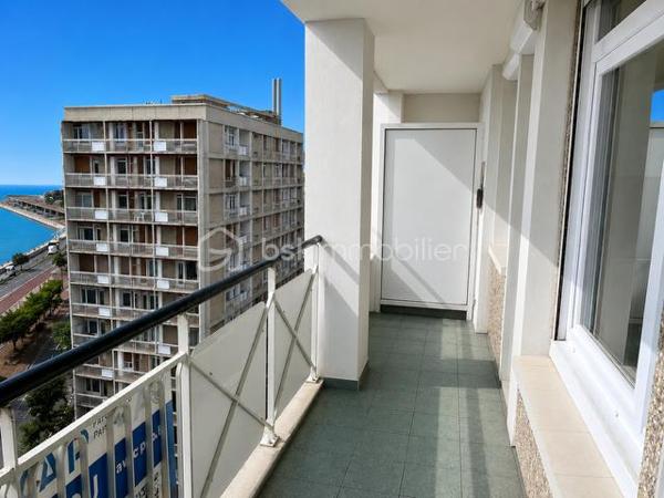 Ce SUPERBE APPARTEMENT fait la " UNE " des sites d'annonces immobilières !

C'est en 1950 qu'il a élu domicile rue de FOLKESTONE, face au PORT, proche du CENTRE-VILLE, des ECOLES, du CASINO, de LA PLAGE, de NAUSICAA, de la GARE, de l'A16, des RESTAURANTS, et de l'ensemble des COMMERCES à PIED...

Il est situé au 8 eme étage, d'un immeuble édifié par Pierre Vivien ( architecte de renom ).
Les COMMUNS sont parfaitement entretenu, et vous bénéficierez d'un ASCENSEUR.

Sa porte s'ouvre sur son HALL, qui vous guide vers sa CUISINE ( entièrement équipée ) et son SALON / SEJOUR, baigné de la BRILLANCE de son exposition SUD/OUEST, et disposant d'un Balcon sans aucun vis-à-vis ( c'est très bien pour les séances de bronzage ).
Ces 3 pièces vous offre une VUE PANORAMIQUE sur le PORT, la MER et NAUSICAA ( c'est un tableau différent à chaque instant de la journée ).

Dans l'entrée, vous trouvez aussi un ESPACE PENDERIE/RANGEMENT et un WC indépendant.
Un couloir de distribution vous amène sur 3 CHAMBRES avec une VUE directe sur la BASILIQUE, et à sa SALLE de D'EAU contemporaine avec espace lingerie.

Pour parfaire à sa BRILLANCE, ses pièces de vie sont baignées d'une LUMIERE EXCEPTIONNELLE.

Les SURFACES :
C'est 94 m2 habitables + BALCON.
Un espace complémentaire de rangement sécurisé est situé dans les communs.

Ses ASPECTS TECHNIQUES :
Les accès sont sécurisés par BADGE et INTERPHONE.
Les MENUISERIES ( très récentes ), sont en PVC DOUBLE-VITRAGE + VOLETS ROULANTS motorisés.
Le CHAUFFAGE est CENTRAL par GEOTHERMIE de la copropriété, avec des capteurs de comptabilisation des CONSOMMATIONS INDIVIDUELLES, + une CLIMATISATION INDIVIDUELLE ( récente ).
L'EAU-CHAUDE est COLLECTIVE.
Les SOLS sont sur DALLE BETON, CARRELAGE et PARQUETS.

Les NOTIONS ECONOMIQUES :
La taxe foncière est de seulement 1740 euros.
Les charges générales communes sont très raisonnables ( env. 180 /mois )
Les consommations électrique et eau sont facturées individuellement.
PAS de TRAVAUX prévus sur les dernières AG.

Le SECTEUR est IDEAL ( BOULOGNE PORT et CENTRE ), l'accès est sécurisé, la SURFACE est TRES CONFORTABLE, la VUE est EXCEPTIONNELLE, vous disposez d'un BALCON, d'un ASCENSEUR, et de TOUTES LES COMMODITES à proximité...QUE VOUS FAUT-IL DE PLUS ?

Vous souhaitez qu'il participe à l'épanouissement de votre famille en HABITATION PRINCIPALE, ou qu'il devienne votre RESIDENCE SECONDAIRE ?
Il faut juste m'appeler...Gilles O6 3O 89 OO O8, créateur d'émotions, de belles rencontres, et de bonnes sensations immobilières.
Un simple coup de fil, nous faisons connaissance et nous organisons une visite.

Pour des acquéreurs potentiels qualifiés, nous sommes en recherche de biens immobiliers à vendre, sur l'ensemble des Hauts de France.
N'hésitez pas à nous consulter pour la vente d'une maison, d'un appartement, d'un immeuble locatif, d'un fonds de commerce...Nous pourrons vous OFFRIR votre ESTIMATION, et vous présenter les particularités de nos actions commerciales, qui transforment nos ventes en de très belles réussites immobilières.