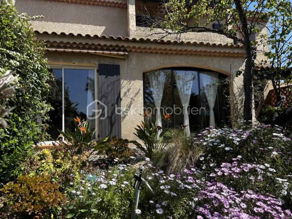 Découvrez cette charmante maison, idéalement située dans un environnement tranquille mais à proximité des commodités urbaines essentielles. Construite en 1989, elle vous offre une atmosphère apaisante et confortable.

D'une surface habitable de 99m² sur un terrain de 344m2, cette maison se distingue par son espace de vie lumineux et son agencement fonctionnel. Profitez d'une cuisine ouverte sur un séjour accueillant, prolongé par une véranda d'accueil et une terrasse terrasse idéaux pour des moments de détente. Une chambre de plein pied avec dressing, une salle de douche moderne, un WC séparé et une buanderie se partage ce niveau.
À l'étage une seconde chambre en suite parentale avec salle de douche et WC, un espace bureau avec un balcon d'où vous profiterez d'une belle vue mer.

Valorisée par ses extérieurs incluant balcon et terrasse, ce bien non mitoyen saura ravir les amateurs de calme.

Un garage attenant et la possibilité de stationner un véhicule sur le terrain finissent de vous apporter confort et praticité.

Les commodités environnantes incluent transports, commerces et écoles accessibles facilement. Avec un prix compris entre 880€ et 1250€, ce bien représente une opportunité à ne pas manquer.

Contactez Anne Marin pour plus d'informations.