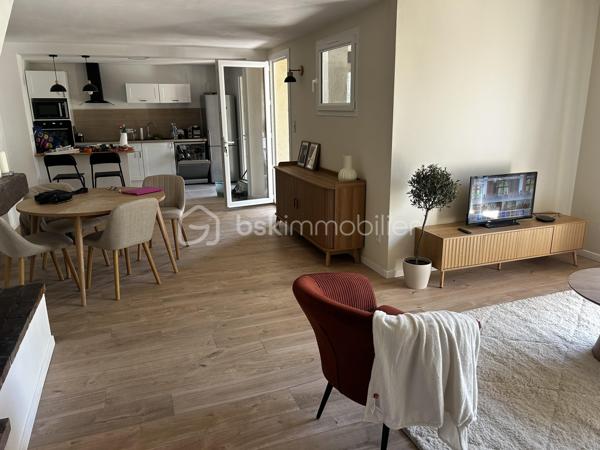 Découvrez cette charmante maison, idéalement située dans un environnement tranquille mais à proximité des commodités urbaines essentielles. Construite en 1989, elle vous offre une atmosphère apaisante et confortable.

D'une surface habitable de 99m² sur un terrain de 344m2, cette maison se distingue par son espace de vie lumineux et son agencement fonctionnel. Profitez d'une cuisine ouverte sur un séjour accueillant, prolongé par une véranda d'accueil et une terrasse terrasse idéaux pour des moments de détente. Une chambre de plein pied avec dressing, une salle de douche moderne, un WC séparé et une buanderie se partage ce niveau.
À l'étage une seconde chambre en suite parentale avec salle de douche et WC, un espace bureau avec un balcon d'où vous profiterez d'une belle vue mer.

Valorisée par ses extérieurs incluant balcon et terrasse, ce bien non mitoyen saura ravir les amateurs de calme.

Un garage attenant et la possibilité de stationner un véhicule sur le terrain finissent de vous apporter confort et praticité.

Les commodités environnantes incluent transports, commerces et écoles accessibles facilement. Avec un prix compris entre 880€ et 1250€, ce bien représente une opportunité à ne pas manquer.

Contactez Anne Marin pour plus d'informations.