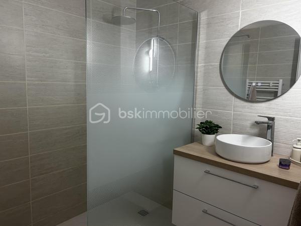 Découvrez cette charmante maison, idéalement située dans un environnement tranquille mais à proximité des commodités urbaines essentielles. Construite en 1989, elle vous offre une atmosphère apaisante et confortable.

D'une surface habitable de 99m² sur un terrain de 344m2, cette maison se distingue par son espace de vie lumineux et son agencement fonctionnel. Profitez d'une cuisine ouverte sur un séjour accueillant, prolongé par une véranda d'accueil et une terrasse terrasse idéaux pour des moments de détente. Une chambre de plein pied avec dressing, une salle de douche moderne, un WC séparé et une buanderie se partage ce niveau.
À l'étage une seconde chambre en suite parentale avec salle de douche et WC, un espace bureau avec un balcon d'où vous profiterez d'une belle vue mer.

Valorisée par ses extérieurs incluant balcon et terrasse, ce bien non mitoyen saura ravir les amateurs de calme.

Un garage attenant et la possibilité de stationner un véhicule sur le terrain finissent de vous apporter confort et praticité.

Les commodités environnantes incluent transports, commerces et écoles accessibles facilement. Avec un prix compris entre 880€ et 1250€, ce bien représente une opportunité à ne pas manquer.

Contactez Anne Marin pour plus d'informations.