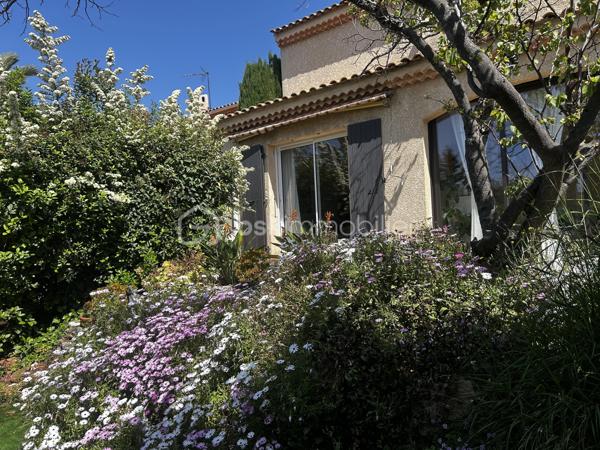 Découvrez cette charmante maison, idéalement située dans un environnement tranquille mais à proximité des commodités urbaines essentielles. Construite en 1989, elle vous offre une atmosphère apaisante et confortable.

D'une surface habitable de 99m² sur un terrain de 344m2, cette maison se distingue par son espace de vie lumineux et son agencement fonctionnel. Profitez d'une cuisine ouverte sur un séjour accueillant, prolongé par une véranda d'accueil et une terrasse terrasse idéaux pour des moments de détente. Une chambre de plein pied avec dressing, une salle de douche moderne, un WC séparé et une buanderie se partage ce niveau.
À l'étage une seconde chambre en suite parentale avec salle de douche et WC, un espace bureau avec un balcon d'où vous profiterez d'une belle vue mer.

Valorisée par ses extérieurs incluant balcon et terrasse, ce bien non mitoyen saura ravir les amateurs de calme.

Un garage attenant et la possibilité de stationner un véhicule sur le terrain finissent de vous apporter confort et praticité.

Les commodités environnantes incluent transports, commerces et écoles accessibles facilement. Avec un prix compris entre 880€ et 1250€, ce bien représente une opportunité à ne pas manquer.

Contactez Anne Marin pour plus d'informations.