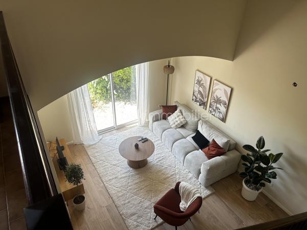Découvrez cette charmante maison, idéalement située dans un environnement tranquille mais à proximité des commodités urbaines essentielles. Construite en 1989, elle vous offre une atmosphère apaisante et confortable.

D'une surface habitable de 99m² sur un terrain de 344m2, cette maison se distingue par son espace de vie lumineux et son agencement fonctionnel. Profitez d'une cuisine ouverte sur un séjour accueillant, prolongé par une véranda d'accueil et une terrasse terrasse idéaux pour des moments de détente. Une chambre de plein pied avec dressing, une salle de douche moderne, un WC séparé et une buanderie se partage ce niveau.
À l'étage une seconde chambre en suite parentale avec salle de douche et WC, un espace bureau avec un balcon d'où vous profiterez d'une belle vue mer.

Valorisée par ses extérieurs incluant balcon et terrasse, ce bien non mitoyen saura ravir les amateurs de calme.

Un garage attenant et la possibilité de stationner un véhicule sur le terrain finissent de vous apporter confort et praticité.

Les commodités environnantes incluent transports, commerces et écoles accessibles facilement. Avec un prix compris entre 880€ et 1250€, ce bien représente une opportunité à ne pas manquer.

Contactez Anne Marin pour plus d'informations.