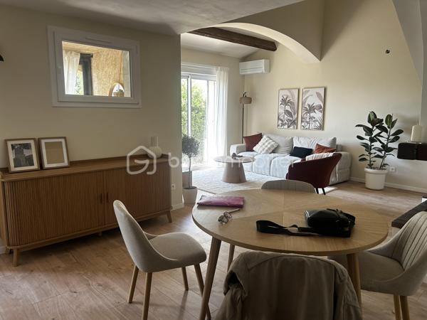 Découvrez cette charmante maison, idéalement située dans un environnement tranquille mais à proximité des commodités urbaines essentielles. Construite en 1989, elle vous offre une atmosphère apaisante et confortable.

D'une surface habitable de 99m² sur un terrain de 344m2, cette maison se distingue par son espace de vie lumineux et son agencement fonctionnel. Profitez d'une cuisine ouverte sur un séjour accueillant, prolongé par une véranda d'accueil et une terrasse terrasse idéaux pour des moments de détente. Une chambre de plein pied avec dressing, une salle de douche moderne, un WC séparé et une buanderie se partage ce niveau.
À l'étage une seconde chambre en suite parentale avec salle de douche et WC, un espace bureau avec un balcon d'où vous profiterez d'une belle vue mer.

Valorisée par ses extérieurs incluant balcon et terrasse, ce bien non mitoyen saura ravir les amateurs de calme.

Un garage attenant et la possibilité de stationner un véhicule sur le terrain finissent de vous apporter confort et praticité.

Les commodités environnantes incluent transports, commerces et écoles accessibles facilement. Avec un prix compris entre 880€ et 1250€, ce bien représente une opportunité à ne pas manquer.

Contactez Anne Marin pour plus d'informations.