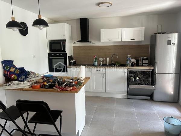 Découvrez cette charmante maison, idéalement située dans un environnement tranquille mais à proximité des commodités urbaines essentielles. Construite en 1989, elle vous offre une atmosphère apaisante et confortable.

D'une surface habitable de 99m² sur un terrain de 344m2, cette maison se distingue par son espace de vie lumineux et son agencement fonctionnel. Profitez d'une cuisine ouverte sur un séjour accueillant, prolongé par une véranda d'accueil et une terrasse terrasse idéaux pour des moments de détente. Une chambre de plein pied avec dressing, une salle de douche moderne, un WC séparé et une buanderie se partage ce niveau.
À l'étage une seconde chambre en suite parentale avec salle de douche et WC, un espace bureau avec un balcon d'où vous profiterez d'une belle vue mer.

Valorisée par ses extérieurs incluant balcon et terrasse, ce bien non mitoyen saura ravir les amateurs de calme.

Un garage attenant et la possibilité de stationner un véhicule sur le terrain finissent de vous apporter confort et praticité.

Les commodités environnantes incluent transports, commerces et écoles accessibles facilement. Avec un prix compris entre 880€ et 1250€, ce bien représente une opportunité à ne pas manquer.

Contactez Anne Marin pour plus d'informations.