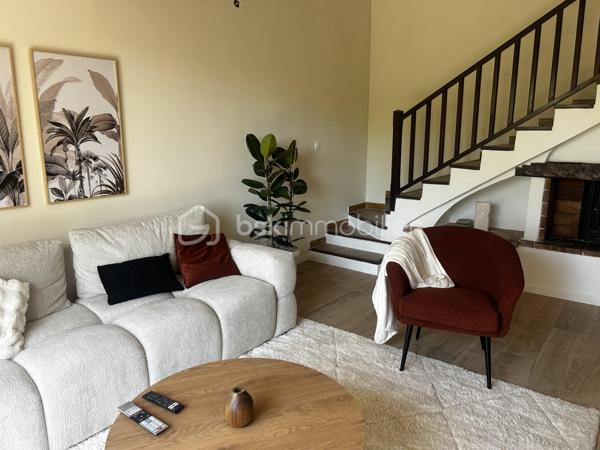 Découvrez cette charmante maison, idéalement située dans un environnement tranquille mais à proximité des commodités urbaines essentielles. Construite en 1989, elle vous offre une atmosphère apaisante et confortable.

D'une surface habitable de 99m² sur un terrain de 344m2, cette maison se distingue par son espace de vie lumineux et son agencement fonctionnel. Profitez d'une cuisine ouverte sur un séjour accueillant, prolongé par une véranda d'accueil et une terrasse terrasse idéaux pour des moments de détente. Une chambre de plein pied avec dressing, une salle de douche moderne, un WC séparé et une buanderie se partage ce niveau.
À l'étage une seconde chambre en suite parentale avec salle de douche et WC, un espace bureau avec un balcon d'où vous profiterez d'une belle vue mer.

Valorisée par ses extérieurs incluant balcon et terrasse, ce bien non mitoyen saura ravir les amateurs de calme.

Un garage attenant et la possibilité de stationner un véhicule sur le terrain finissent de vous apporter confort et praticité.

Les commodités environnantes incluent transports, commerces et écoles accessibles facilement. Avec un prix compris entre 880€ et 1250€, ce bien représente une opportunité à ne pas manquer.

Contactez Anne Marin pour plus d'informations.