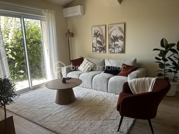 Découvrez cette charmante maison, idéalement située dans un environnement tranquille mais à proximité des commodités urbaines essentielles. Construite en 1989, elle vous offre une atmosphère apaisante et confortable.

D'une surface habitable de 99m² sur un terrain de 344m2, cette maison se distingue par son espace de vie lumineux et son agencement fonctionnel. Profitez d'une cuisine ouverte sur un séjour accueillant, prolongé par une véranda d'accueil et une terrasse terrasse idéaux pour des moments de détente. Une chambre de plein pied avec dressing, une salle de douche moderne, un WC séparé et une buanderie se partage ce niveau.
À l'étage une seconde chambre en suite parentale avec salle de douche et WC, un espace bureau avec un balcon d'où vous profiterez d'une belle vue mer.

Valorisée par ses extérieurs incluant balcon et terrasse, ce bien non mitoyen saura ravir les amateurs de calme.

Un garage attenant et la possibilité de stationner un véhicule sur le terrain finissent de vous apporter confort et praticité.

Les commodités environnantes incluent transports, commerces et écoles accessibles facilement. Avec un prix compris entre 880€ et 1250€, ce bien représente une opportunité à ne pas manquer.

Contactez Anne Marin pour plus d'informations.