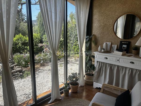 Découvrez cette charmante maison, idéalement située dans un environnement tranquille mais à proximité des commodités urbaines essentielles. Construite en 1989, elle vous offre une atmosphère apaisante et confortable.

D'une surface habitable de 99m² sur un terrain de 344m2, cette maison se distingue par son espace de vie lumineux et son agencement fonctionnel. Profitez d'une cuisine ouverte sur un séjour accueillant, prolongé par une véranda d'accueil et une terrasse terrasse idéaux pour des moments de détente. Une chambre de plein pied avec dressing, une salle de douche moderne, un WC séparé et une buanderie se partage ce niveau.
À l'étage une seconde chambre en suite parentale avec salle de douche et WC, un espace bureau avec un balcon d'où vous profiterez d'une belle vue mer.

Valorisée par ses extérieurs incluant balcon et terrasse, ce bien non mitoyen saura ravir les amateurs de calme.

Un garage attenant et la possibilité de stationner un véhicule sur le terrain finissent de vous apporter confort et praticité.

Les commodités environnantes incluent transports, commerces et écoles accessibles facilement. Avec un prix compris entre 880€ et 1250€, ce bien représente une opportunité à ne pas manquer.

Contactez Anne Marin pour plus d'informations.