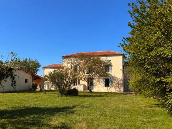 Lot immobilier comprenant une maison 5 chambres + une maison 2 chambres, sur environ 1,1 hectare.