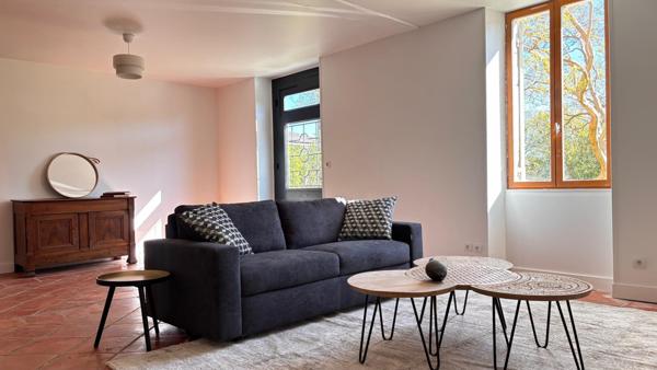 Lot immobilier comprenant une maison 5 chambres + une maison 2 chambres, sur environ 1,1 hectare.