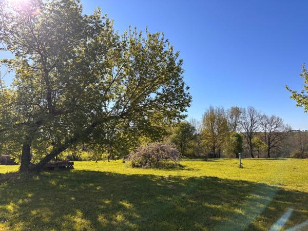 Lot immobilier comprenant une maison 5 chambres + une maison 2 chambres, sur environ 1,1 hectare.