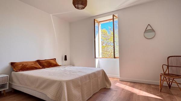 Lot immobilier comprenant une maison 5 chambres + une maison 2 chambres, sur environ 1,1 hectare.