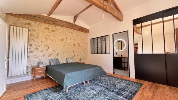 Lot immobilier comprenant une maison 5 chambres + une maison 2 chambres, sur environ 1,1 hectare.