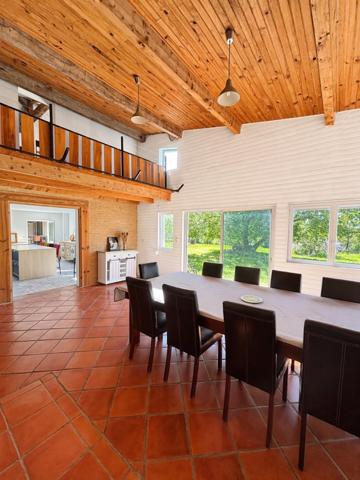 Lot immobilier comprenant une maison 5 chambres + une maison 2 chambres, sur environ 1,1 hectare.