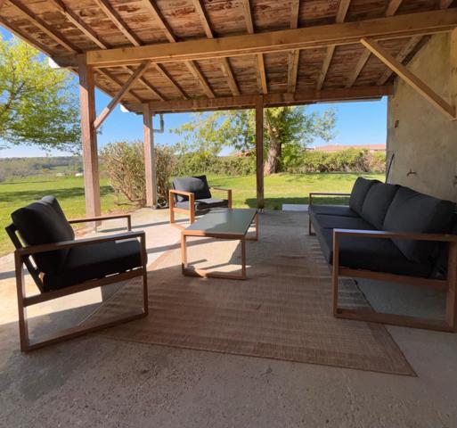 Lot immobilier comprenant une maison 5 chambres + une maison 2 chambres, sur environ 1,1 hectare.