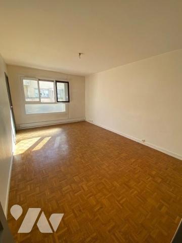 Appartement T3 traversant Est/Ouest de 64.27m², 5ème étage, sur la rue Désiré Claude, SAINT-ETIENNE