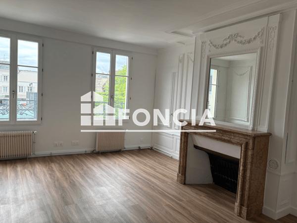 Location Local commercial 4 pièces 100 m² - 30 PLACE DES HALLES Chartres 28000