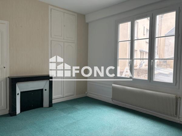 Location Local commercial 4 pièces 100 m² - 30 PLACE DES HALLES Chartres 28000