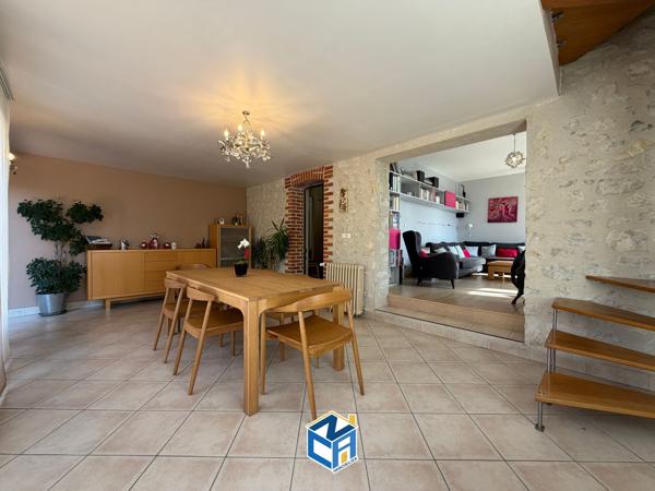 MAISON RÉNOVÉE DES ANNÉES 30 AVEC 4 CHAMBRES - CAVE - JARDIN ET PISCINE CHAUFFÉE