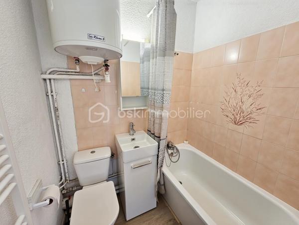 Le studio se compose d’une entrée avec dressing, d’une pièce de vie avec coin repas, canapé convertible et télévision, ainsi que d’une kitchenette ouverte.
La cabine nuit dispose d’un lit double complété par un lit simple en hauteur, permettant un couchage modulable et confortable.
Une salle de bains avec WC et un balcon viennent compléter l’ensemble.

La résidence bénéficie d’un accès direct aux pistes et aux sentiers de randonnée, un véritable atout pour les séjours sans contrainte. L’environnement est paisible, tout en restant à quelques minutes à pied des commerces du Seignus.
Vous apprécierez également la vue dégagée sur les montagnes, le casier à ski et le stationnement privé réservé à la résidence.

Taxe foncière 486 €
