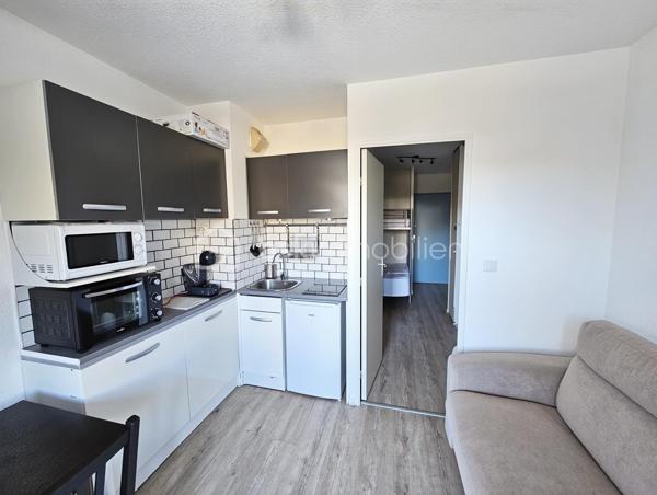 Le studio se compose d’une entrée avec dressing, d’une pièce de vie avec coin repas, canapé convertible et télévision, ainsi que d’une kitchenette ouverte.
La cabine nuit dispose d’un lit double complété par un lit simple en hauteur, permettant un couchage modulable et confortable.
Une salle de bains avec WC et un balcon viennent compléter l’ensemble.

La résidence bénéficie d’un accès direct aux pistes et aux sentiers de randonnée, un véritable atout pour les séjours sans contrainte. L’environnement est paisible, tout en restant à quelques minutes à pied des commerces du Seignus.
Vous apprécierez également la vue dégagée sur les montagnes, le casier à ski et le stationnement privé réservé à la résidence.

Taxe foncière 486 €