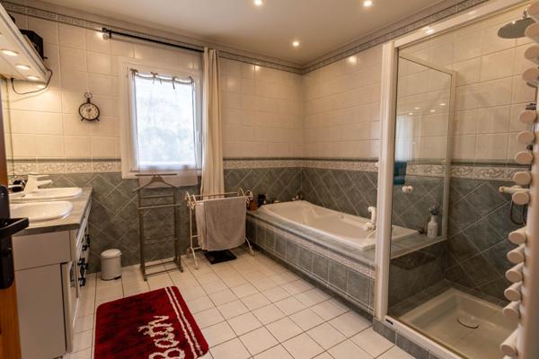 Villa de 232 m² dans le charmant village de Mouthiers-sur-boême