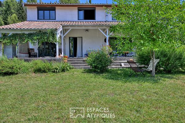 Villa aux grands volumes qui respire au rythme de son jardin
